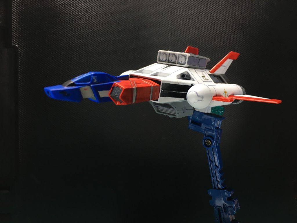 コアブースターは武装が少ないので、上下に3mm穴を開口、内部にポリキャップを仕込んで武装追加が出来るようにしています。ミサイル、ブースターはともにHGBCガンプラバトルアームアームズから流用。 ちなみにこの写真の為にミサイルを上部に装着した瞬間、「ガタッ」と音がしたので、内側にエポパテで固定していたポリキャップが外れたことを察しました。もうどうにもならん!!!!