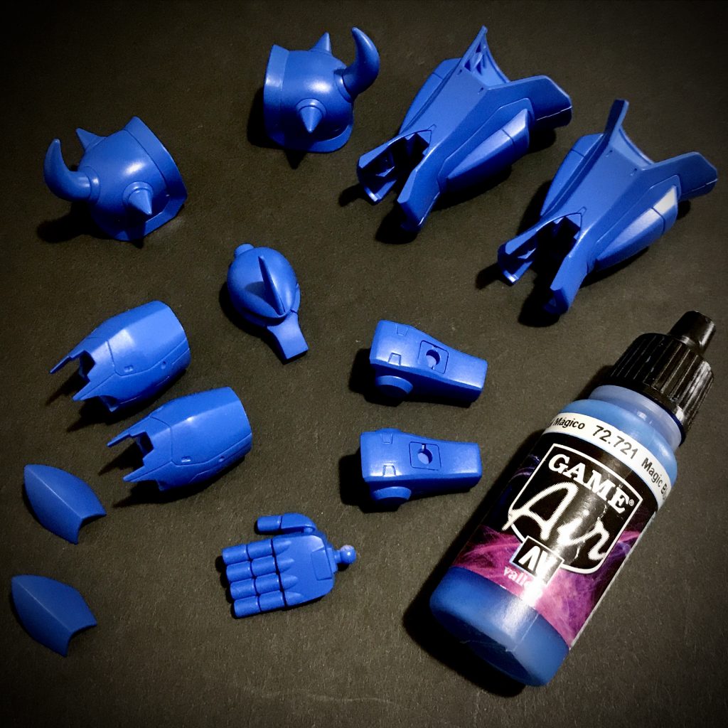 塗装は毎度のファレホです。淡色部はゲームエアのマジックブルーを使用しました。グフのために用意された様な色です。