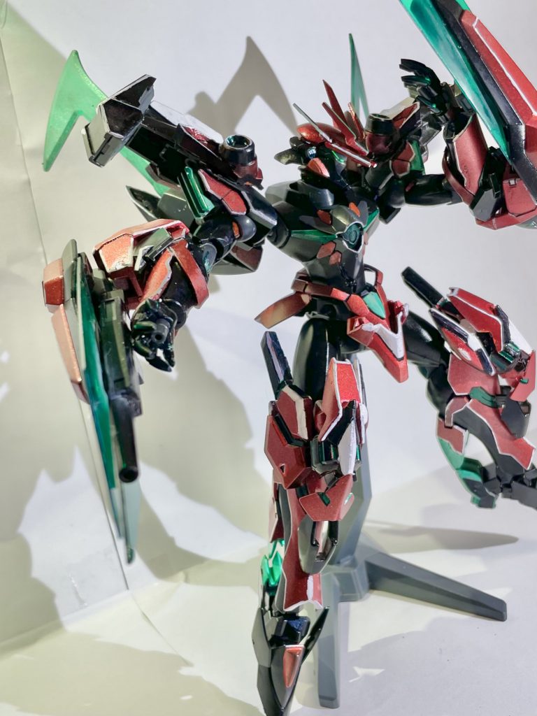 ディスチャージモード時は高威力射撃兵装の他にシールド、クローとしての機能も併せ持つ。加えてGNフィールドも展開可能となる。