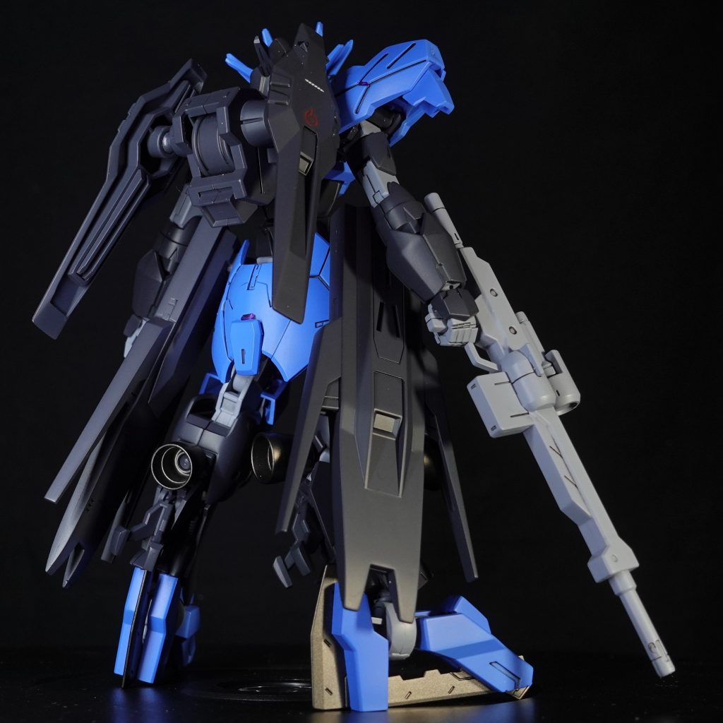 背面図。ふともも裏のガンダムフレーム部分を加工し、アルスの足先が出るように改造しました。