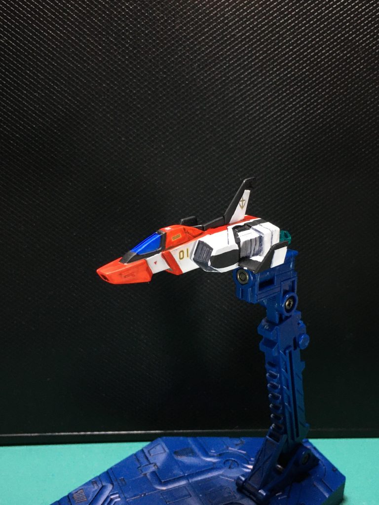 コアファイターもおまけで付属してきます。そのまま塗るのも面白くなかったので、「MSV-R」に登場したプロトタイプ・コアファイター風にしました。 塗り分けラインをちゃんと追加してないので側面とかよれよれです。すんません。ちゃんとスジ彫り入れないとダメ!といういい例ですね(白目)。 機体の型式番号「FF-X5」のマークは流石に無理でしたが、設定画で描かれているマーキングは極力再現しました。