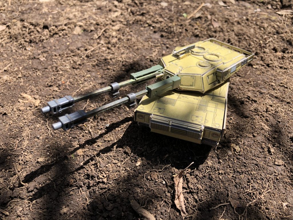 主砲は爪楊枝で、追加パーツは手元にあった局地型ガンダムやグリモアレッドベレーの余剰パーツから再利用。地球に優しい61式戦車です（笑）。61式戦車愛のなせる業なのか、手元でじっくり眺めていると、ちゃんと61式戦車に見えてくるから不思議です（親バカ）。