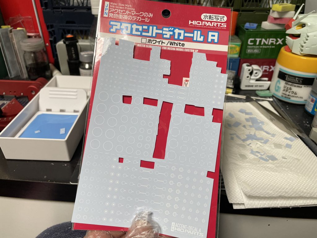 この丸いデカールの自由度が高くて楽しい。どうせクリアー削るならと思い重ね貼りしました。いろんな組み合わせできます。