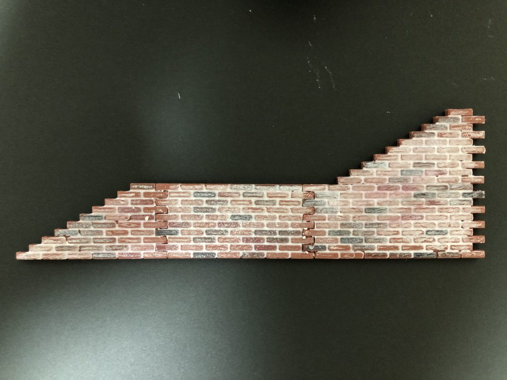 レンガ塀は、タミヤのレンガセットに色味を加え、コンパウンドを塗り込んでセメント風に仕立てています。