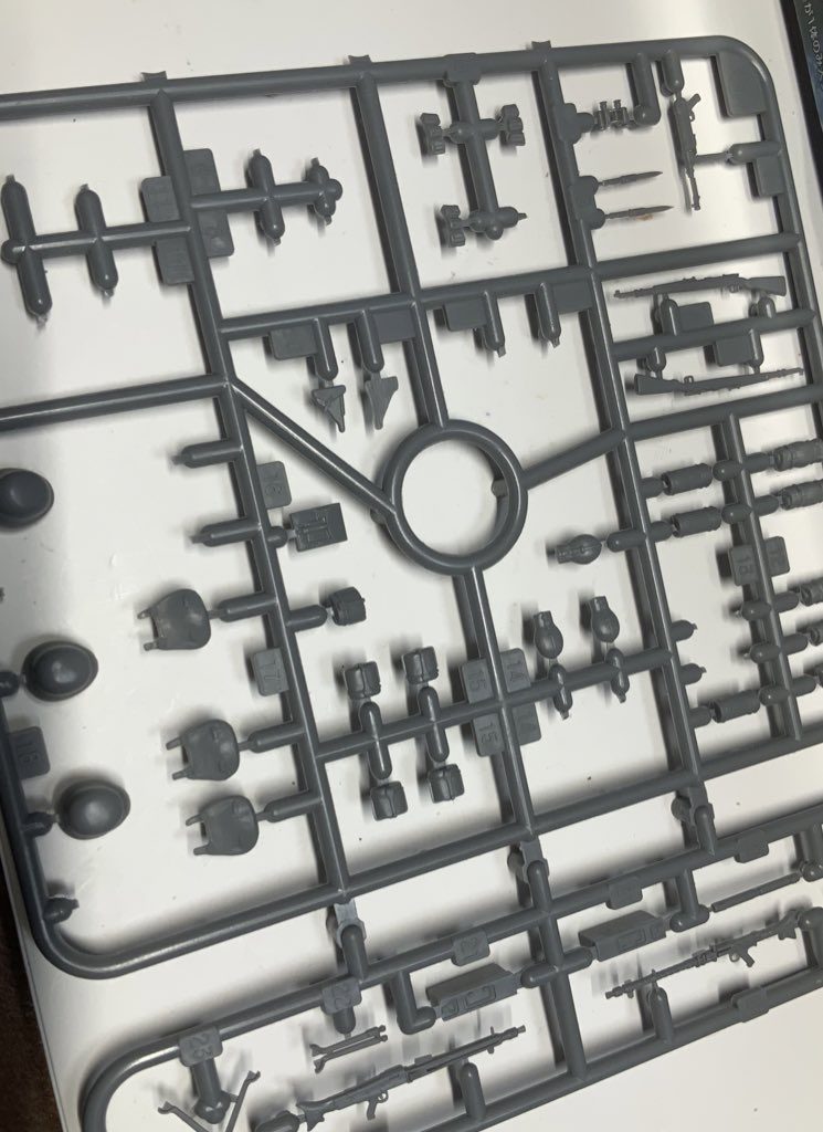 これが1/35タミヤのドイツ兵士の装備です　ジオラマとかでたまに使うのでストックしてますが1000円以下で手に入るかと