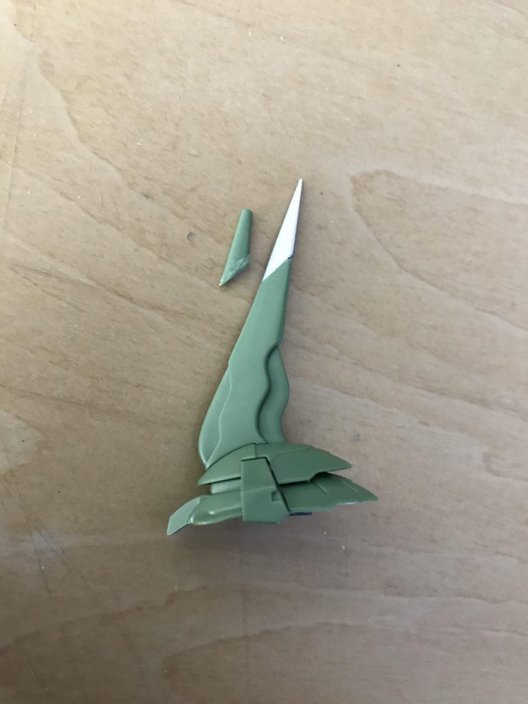 アンテナは延長とシャープ化を行ってあります。斜めに切り取って設置面積を増やしてから、ランナータグを2枚貼り合わせたもの(プラ板の買い忘れ)をくっつけて削りました。