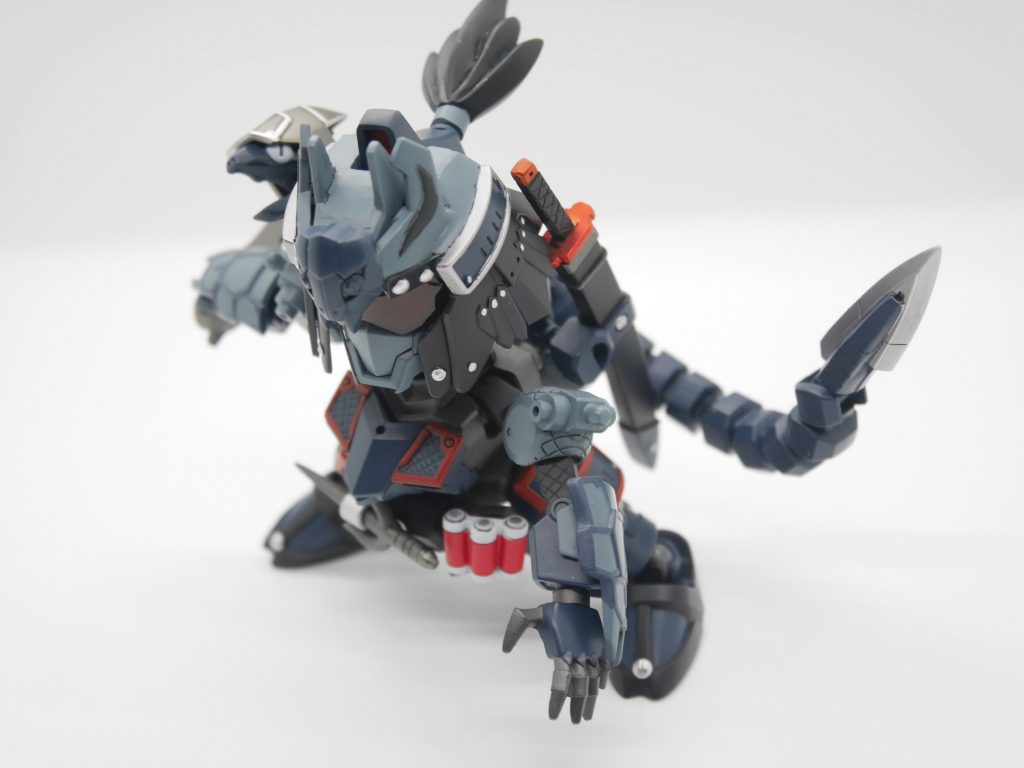 相棒の蛇は背中にマウントさせ尻尾は武器となり共に戦う。『こいつの本来の姿はだと隠密としての任務に不向きだからな、普段は術でこの姿にしてんのよ』