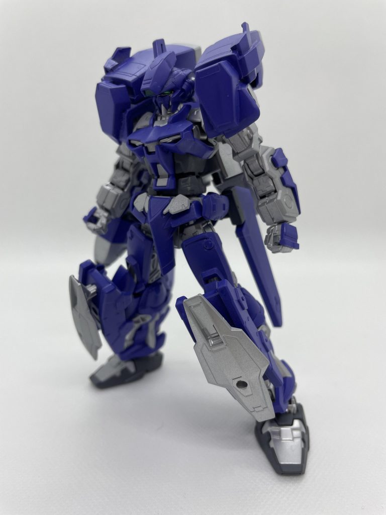 大型化した両肩、両膝、リアアーマー、バックパックに計七基分の大容量パワーエクステンダーが搭載されており、核動力搭載機にも劣らない出力と稼働時間を持つ。