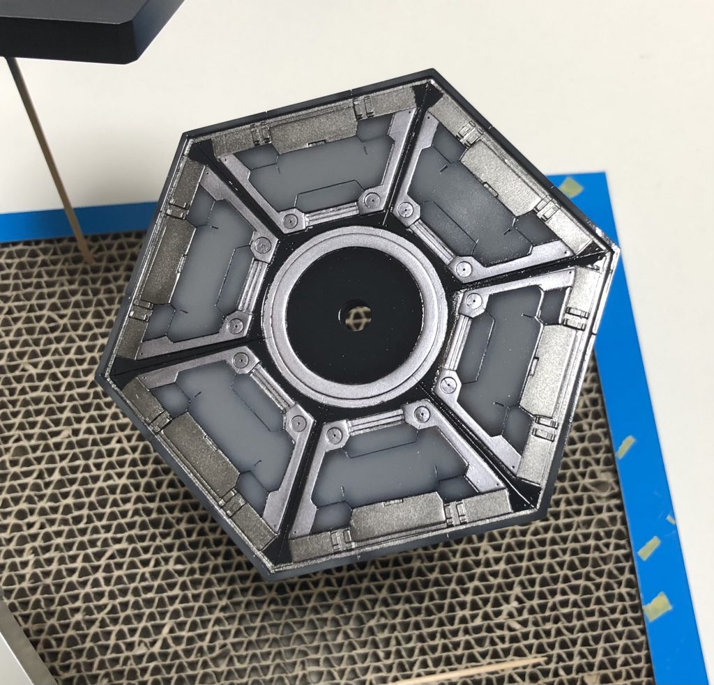 トップコート前縁のグレー→上面の濃グレー→銀→クリアブラックでグラデーション→クリアブラックを残しながら上面のニュートラルグレー→フレームメタリック2で塗り分け