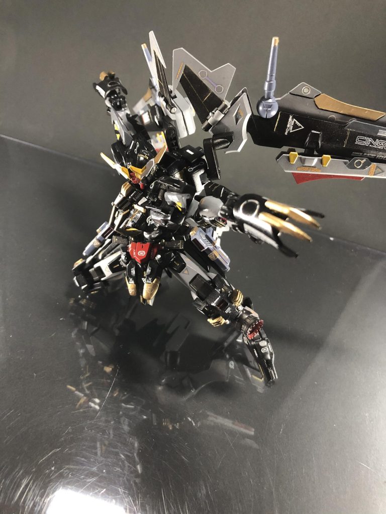 後は手がなんか寂しかったんでクローが可動して出てくるようにしました。