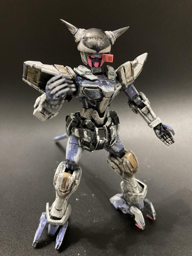 ロボット機体の実写化には合わなそうなパープルやピンク、ゴールドのカラーリングを写実的にイラスト風なウェザリングにしてみました\(//∇//)