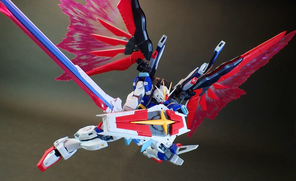 ビームキャノンとバックパックはボールジョイント接続で、ウイングの可動を邪魔せず、同時にスタイル破綻も起こさない様にしてあります。