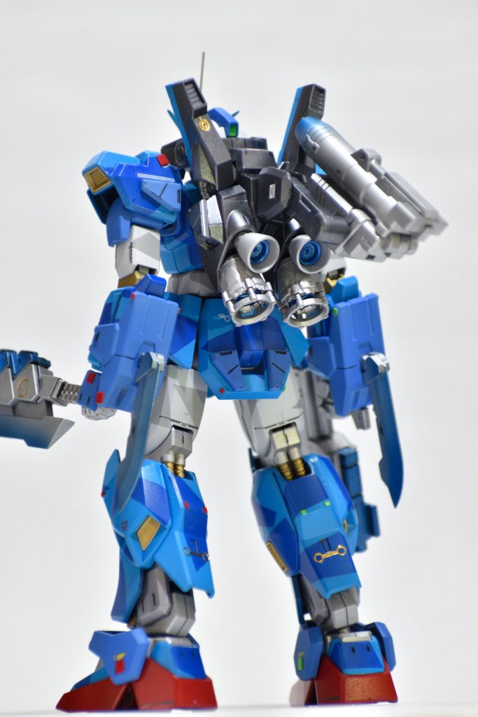 バックショットです。フレームは基本シルバー、パイプや関節部分にはゴールドを使用しています。スラスター内部はメタリックブルーを使用しています。