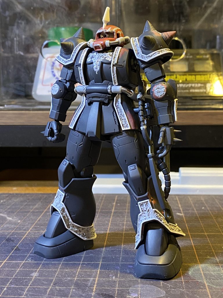 全身のエングレービングはどう表現するか迷ったんですが、設定画のような、またスケール感のあるごちゃっと感とカッチリ感を両立させたくて、帯状の部分はエバーグリーンの0.64㎜プラ棒を貼り付けて枠をつくり、ラッカーパテを充填して爪楊枝でそれらしくテクスチャーをつける、という方法をとりました。期待以上にうまくいったかな、と思うので満足です。