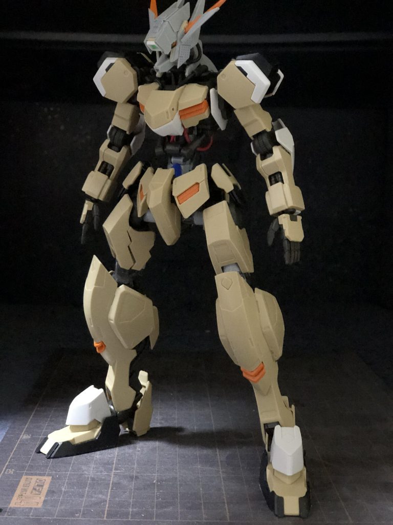 首、胴、手、足それぞれ全て延長して、全体的に2センチほど身長が高くなっています。足の付け根のベース幅もすこし広げ、どっしりとした力強さが出せたと思います。