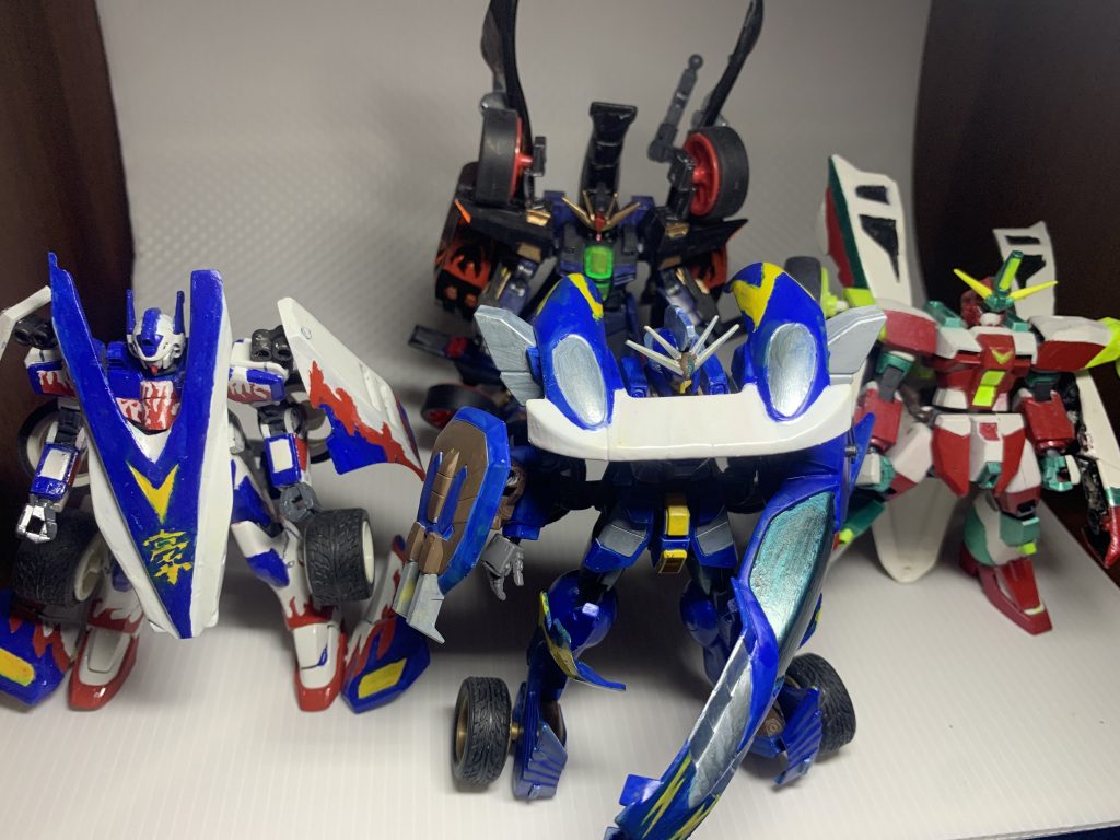 流石に4体並べると密ですね^^;ヴィクトリーズガンプラ化計画も残すところあと一体！！