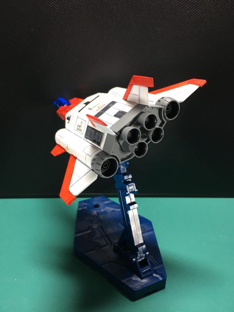 後部のバーニア類、前方のドーム型部は本来接着する箇所ですが、接続軸さえ変えれば十分着脱が出来るので、接続軸をランナーに置き換えました。塗装や加工がやりやすくなりました。 ブースター上部は箱絵を参考にスジ彫りを追加。