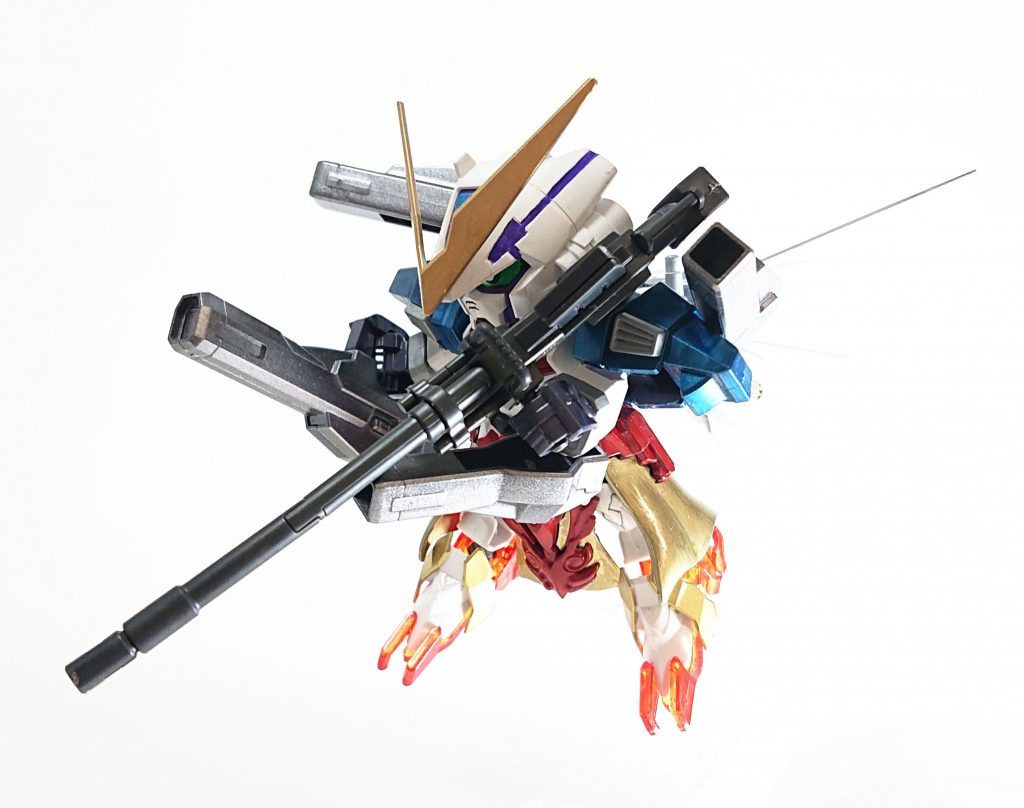 彼が生み出した合肥新城をモチーフとし、「歩く合肥新城」をコンセプトに掲げ武装をガン積みする系統にまとめました。足の爪は砲撃する際のアンカーを想定しています。ある程度の機動力を確保させるためエールストライカーパックを積みました。若干干渉する部分があったため5mmほど切断して調節しています。写真ではHG陸戦型ガンダムの武装を無理やり持たせています。武装が多くても機動力はある、難攻不落の要塞・合肥新城を自分で体現する厄介さを表現できるようにしてみました。本来はもっと人の形を無くしたようなものを想定していたのですが、SDでは相当に無理があり今の形に落ち着きました。良い兵装があれば今後も積み込んであげたい軍師です。