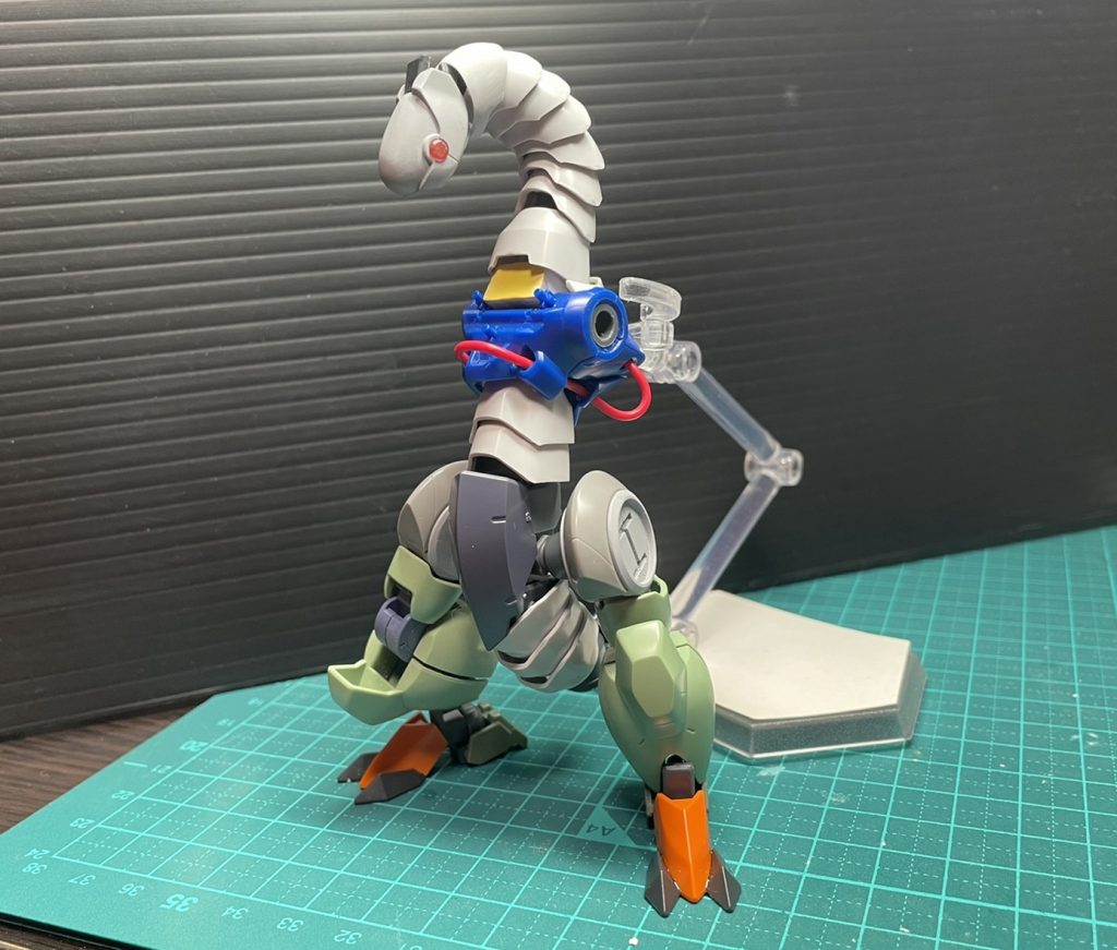 下半身の構成を考えていた頃の写真です。この後、接続の向きを変えたり、パーツを変えたり、微調整が加わっていきました。