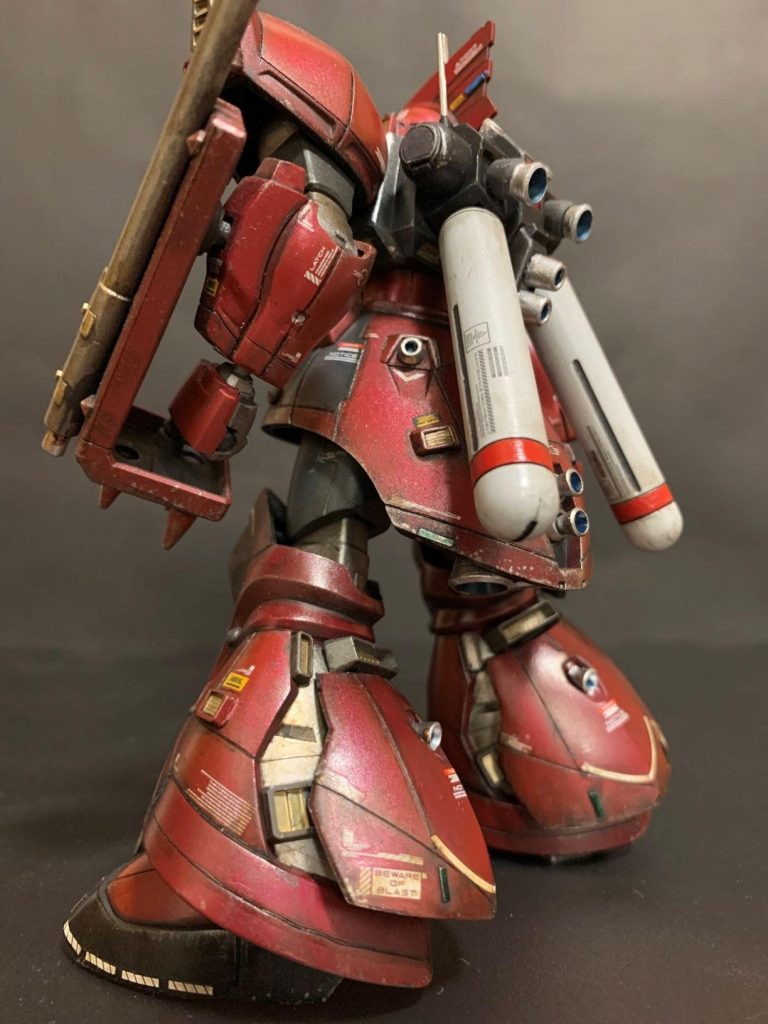 足の隙間からスラスターでてます　見えないけど