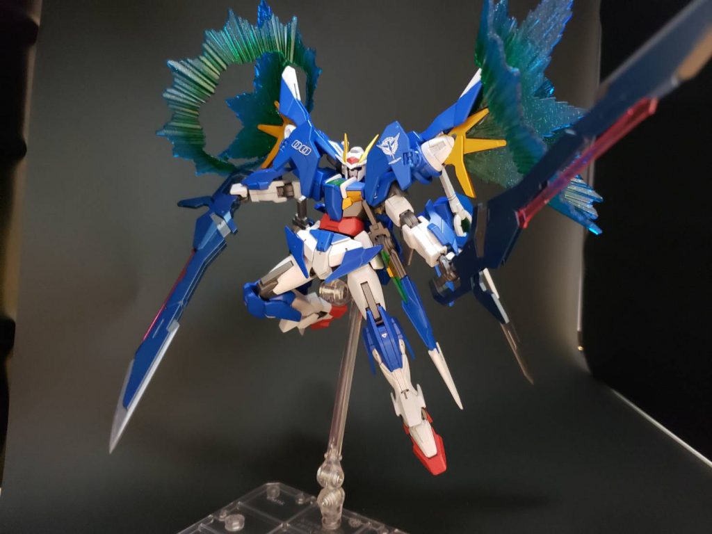 光の翼はハイヤーザンスカイについてたものをクリアブルーとGN粒子が出ているように見せたかったのでクリアグリーンで塗装しています。以上、ダブルオースカイフルソードになります!!