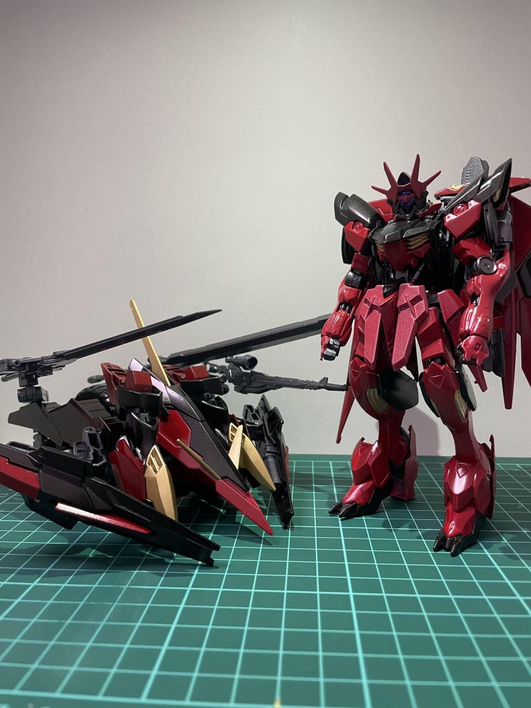 武器は左のバードバイクに格納され戦闘状況により選択する。ガンダムゼパル単機はビームライフルを背中にマウント。