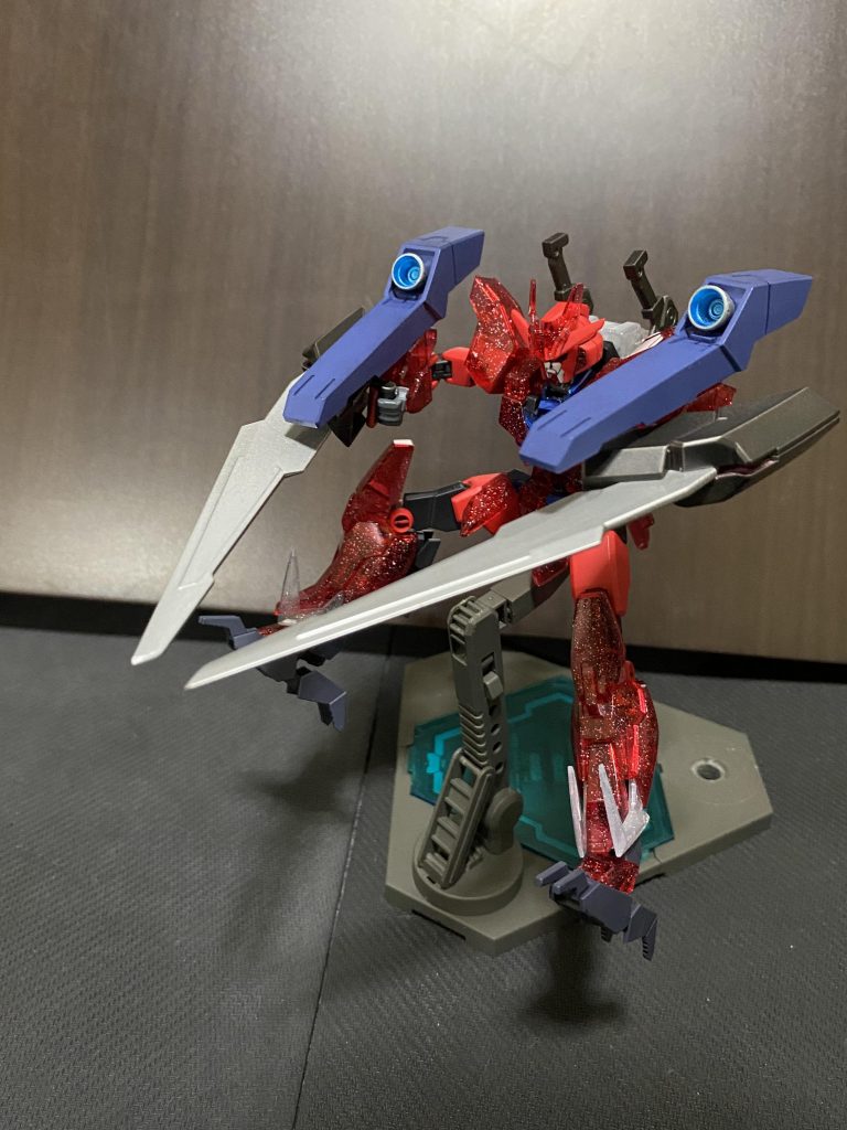 リミテッドチェンジよろしく戦局や相手に応じ空いたスロットに他スタイルの武装を盛ることも可能。画像はファイタースタイルの実体剣にバスタースタイルから腕部ブースターの出力を加えGNフィールドを貫くイメージです。