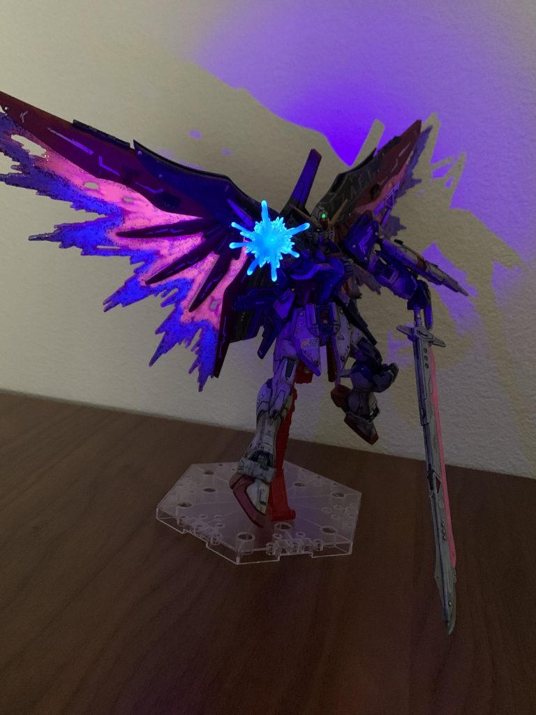 その他クリアパーツにも塗布して光るようにしました。今回手芸屋さんで各色蓄光パウダーを購入しましたが、ひとつひとつが割と高くてあっさりキット価格を超えました。。笑光の翼には上から100均で購入したラメのりをさらに塗り付け発光せずともキラキラ映えするようにしています。