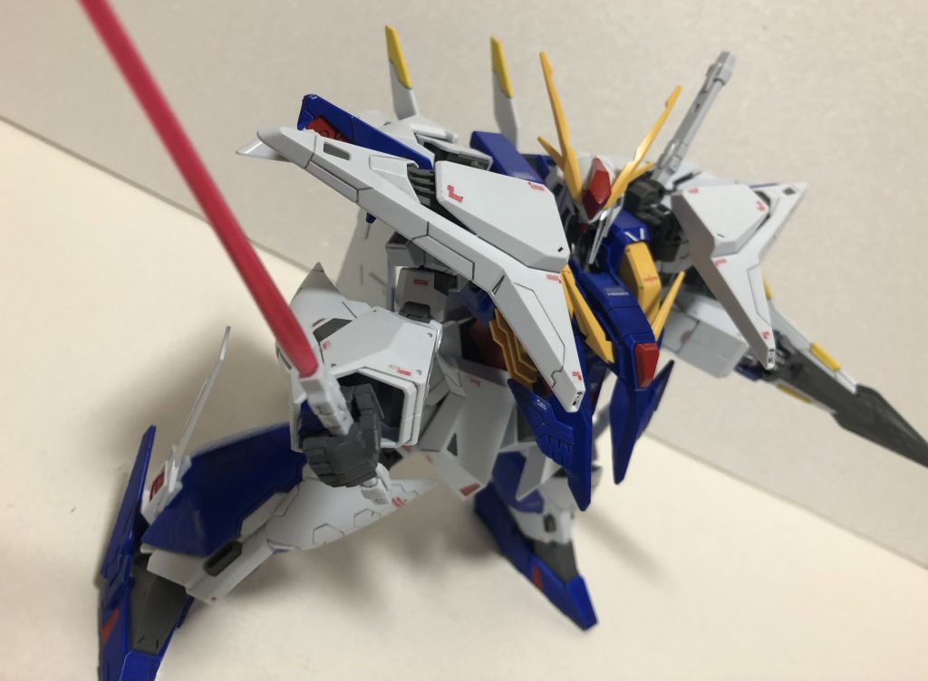 キット付属のサーベル刃はグリーンですが一応ゲーム版カラーという名目なのでピンクで。