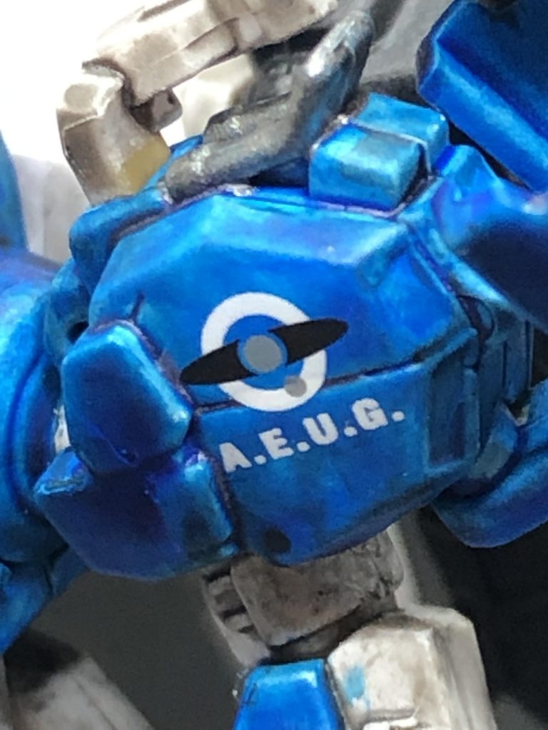 肩のデカールは、それっぽいのを貼りました。