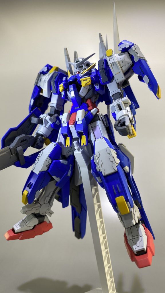 腰フロントアーマーは少し小さいと感じ、本キットの余剰パーツとなっていたエクシアのものをベースにひとまわり大きいものをセミスクラッチしました