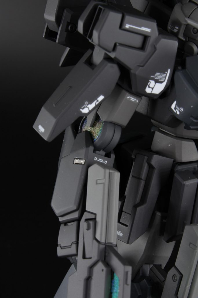 各所クリアパーツはホログラム塗装しています。