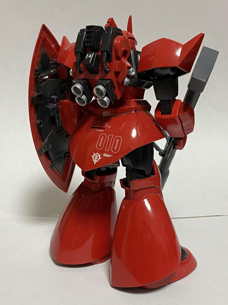 大変だったんですよ。旧キットのパーツ、まぁ雰囲気はいいんですけど、そのまま付けるとHGUCとの解像度の違いで、違和感が出るんですよね。できる限り面出し、モールド掘り直ししてどうにか…。で、クリア吹いたらザラザラになっちゃって。（^^;そのうち表面コートはやり直しします。