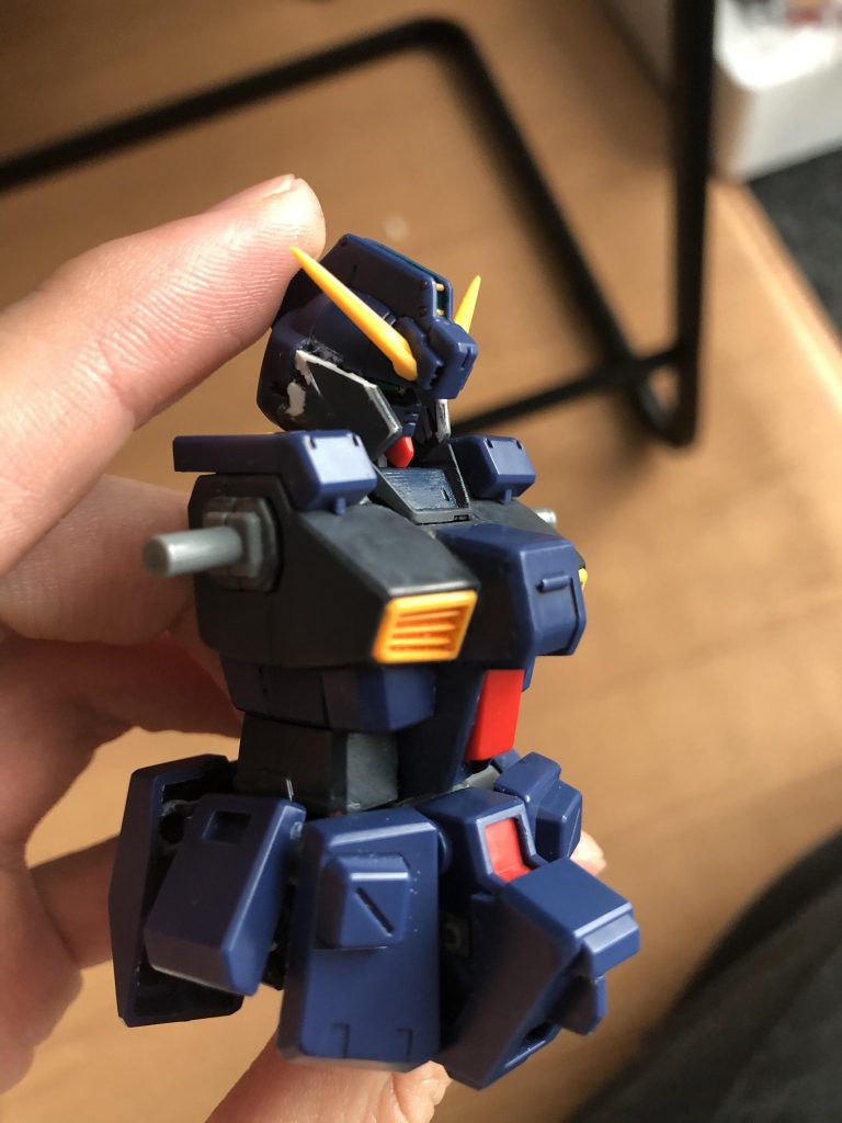 写真の通り、HGアドバンスドヘイズルを改造しているのですが、始めはシンプルに、オリジン版ガンダムの胴体をベースに、ヘイズルの皮を切って貼ってしながら、最新キット並の可動域を持たせる。といったものでした！しかし、何か変わった手を加えないと満足出来ない持病がありまして、、、