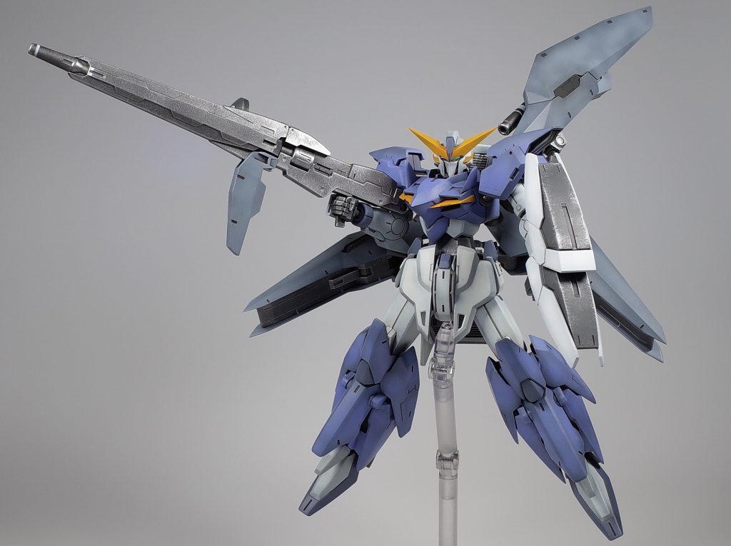 ロングビームライフルと連結シールドヒュージブースターは背中に装備していた時より可動範囲を広げています