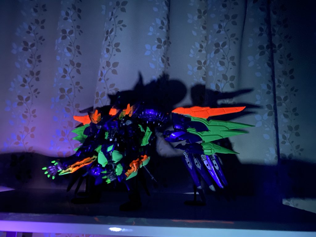 発光塗料を使用しているのでブラックライトを当てると発光部分が光ります。HAEみたいでこれはこれですごい気に入っています。