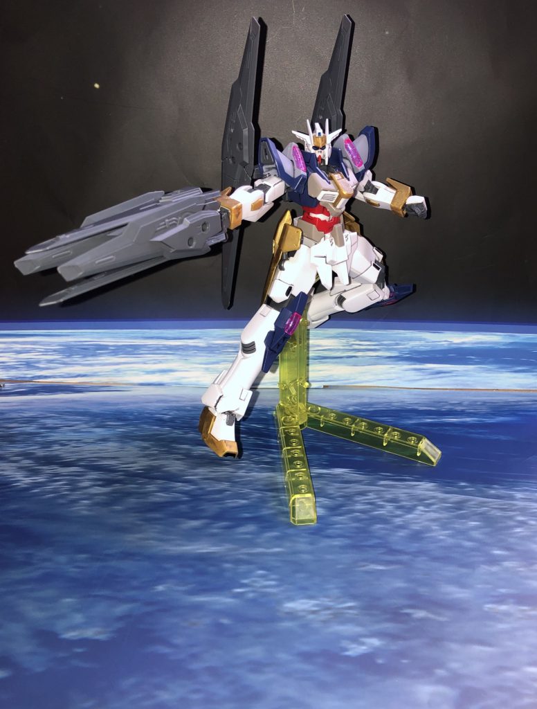 メイン武装はライフルモードのバインダーガン、アームビームブレード、バインダー内蔵バルカンである。