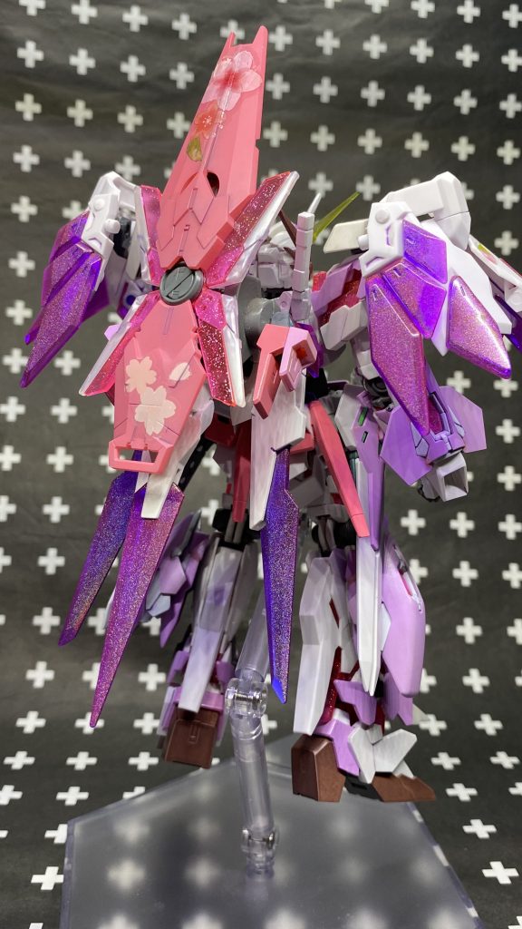 本命のサイコフレーム増設形態。肩部にはM.S.GのエクスアーマーEを装着。バックパックにはジャンクパーツのものにHGのトランジェントのパーツとAGE-FXのパーツを適所に接着したものをマウントしました。