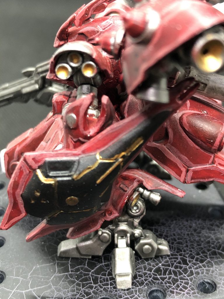 盾は逆手持ちです。