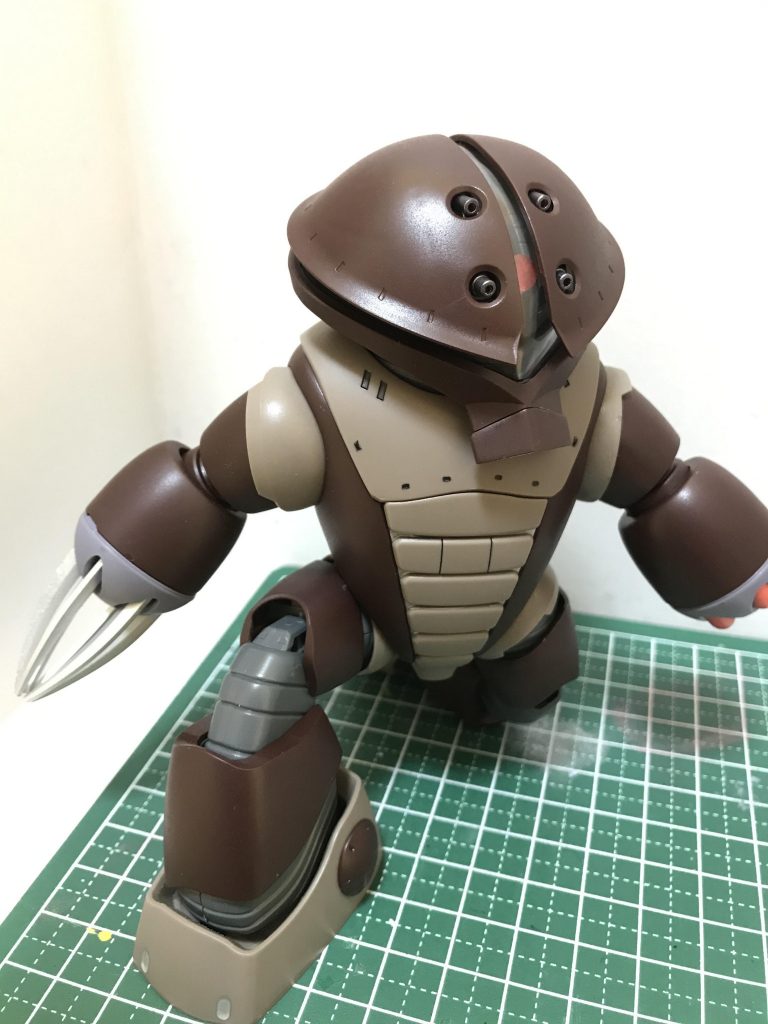 可動域は広くなく、膝立ちも精一杯といった感じ残念ながら体育座りは不可でしたモノアイは可動式で左右、前後共に180度は動きますが毎回頭部を外す必要があるためかなり面倒またパーツもしっかり付いているため削るなりしないと外す際に破損するかも