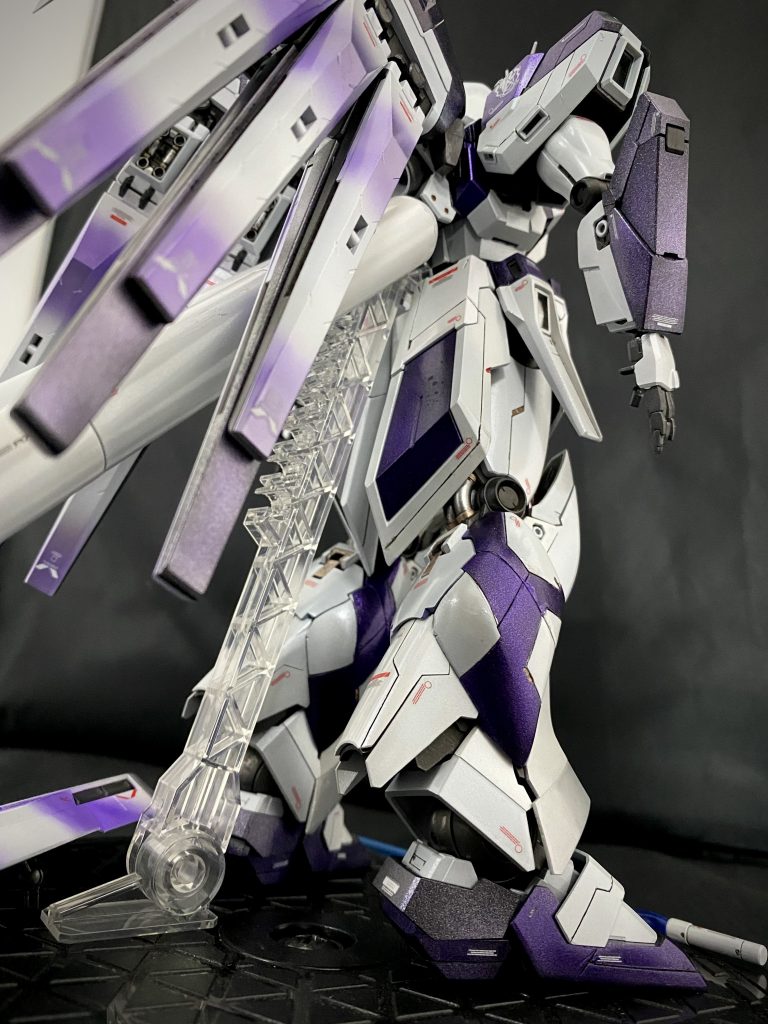 足元は、筋彫りと色塗りで変化をつけてみました。