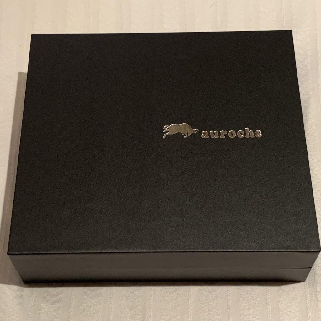 エアブラシはaurochs(オーロックス)の充電式です。なかなかお洒落な箱に入っています。