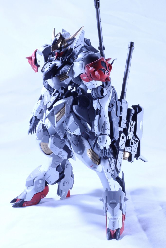 兼志谷シタラのブースタ等をちょこっと流用して、純正だと細いバレルを5mmプラ棒で製作。コトブキヤのモールドパーツも今まで使ってなかった種類のものを使いました。