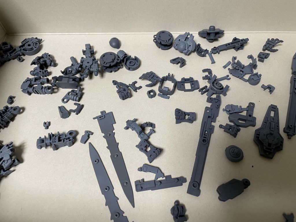 フレーム類は2色で薄めのメカサフで塗ってます。一色だけだとはっきりし過ぎて淡くならないのでは？と考えたためです。