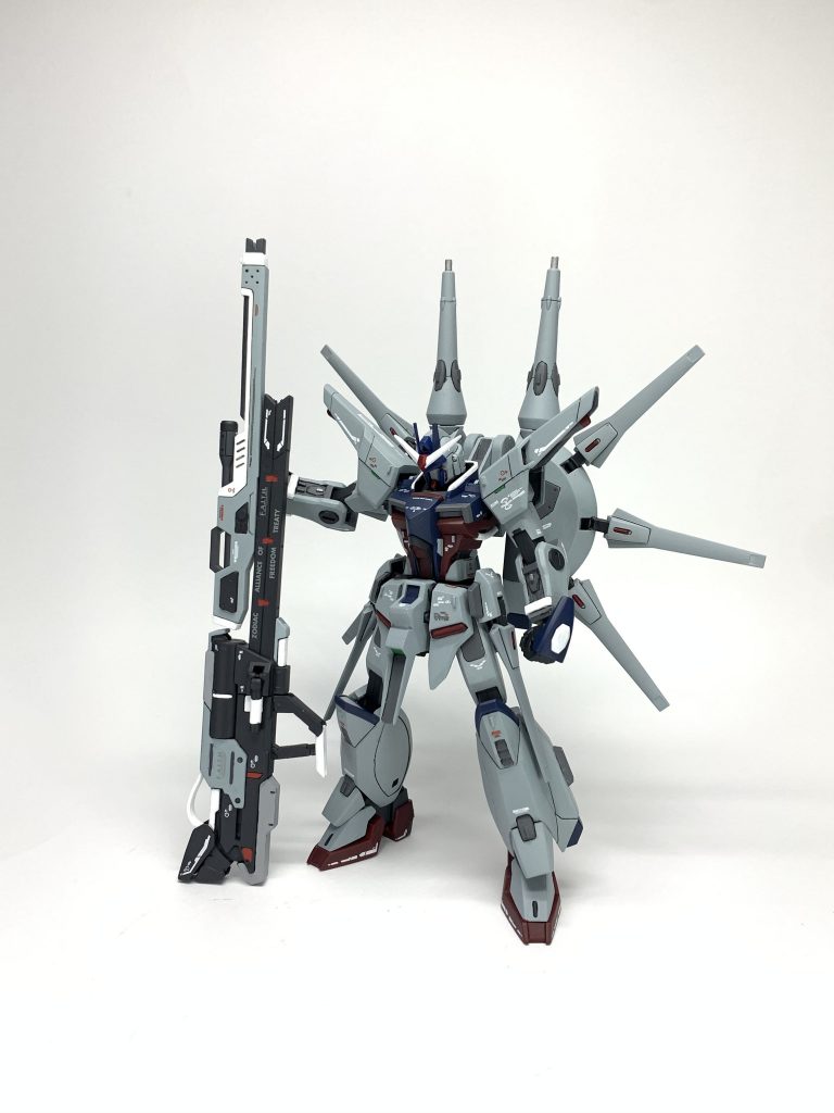 オリジナル要素として脱着可能な大型ビームライフルを装備させました。