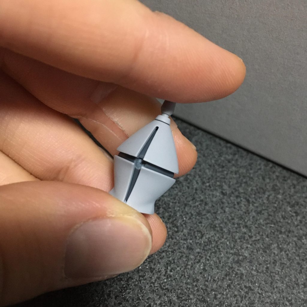 モノアイは穴開けてHアイズを仕込みました前回製作のギャンより小さめのモノアイ にしました