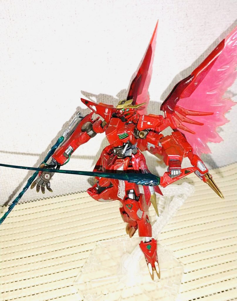 肩部はデスティニーの装甲をバルバトスの接続部に合わせて加工しました。デスティニーのビームブーメランは主にビームソードとして使用します。