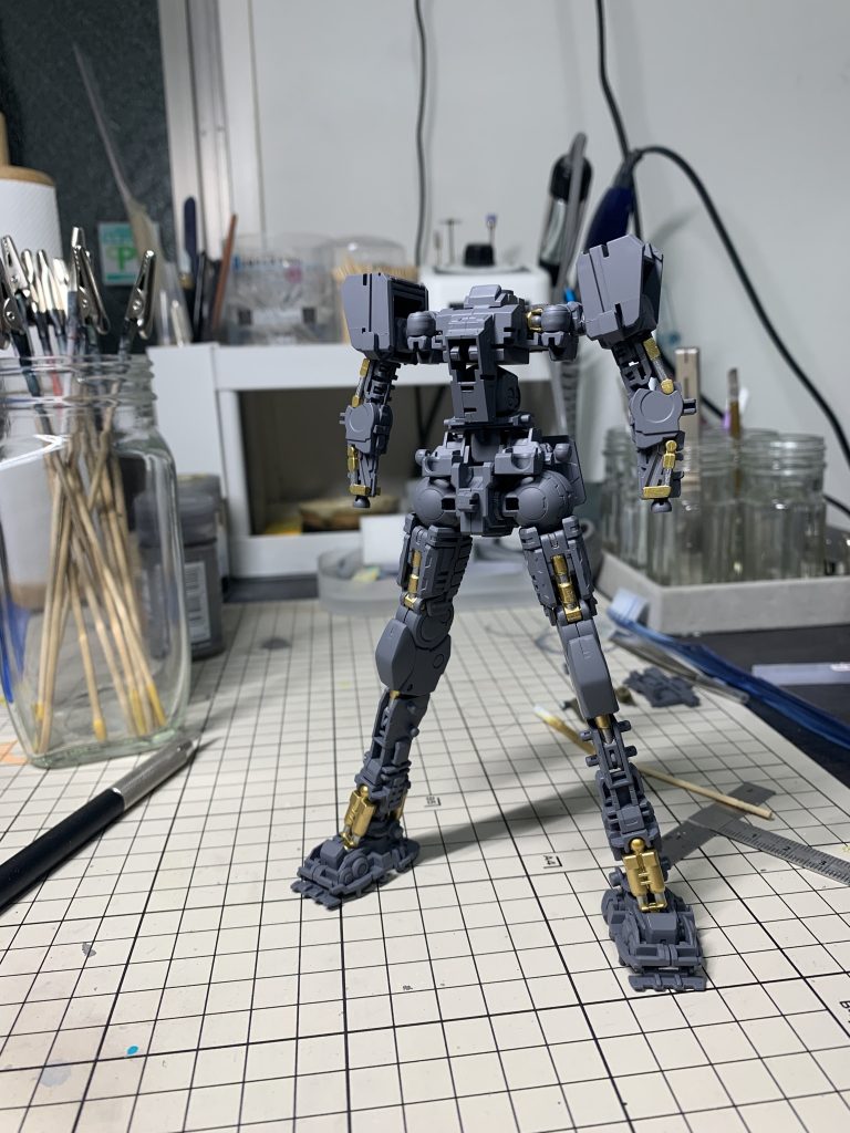 フレーム。シリンダーはメタリック塗装です。