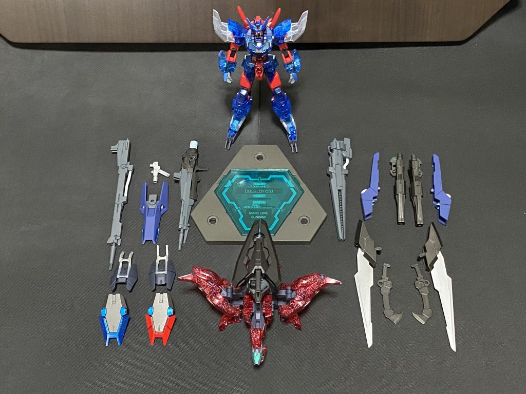 最後にHATENAラスト風な全武装そろい踏みで。僕自身が汎用機を好むことや周囲のガンダム仲間が個性派揃いなことから、戦術としては仲間のやりたいことのフォローやチームの穴埋めなどを想定しています。ただしサンドロックやウイニングにも通ずる課題たる「単機としての戦闘力」とのバランスは難しいですね…ここまでオリジナル要素を突っ込んだ作品は初めてでしたが、「操縦技術をビルドでカバーする」というコンセプトは今後のガンプラにも活かしていけたらと思います。ご覧いただきありがとうございました!!