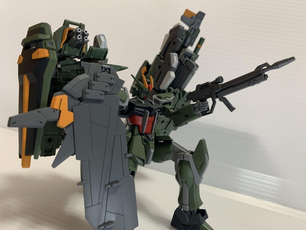 ビームライフルストライクと同型。非常時は前面シールドの裏側にマウントできます。右肩 4連機関砲右側のユニットは実弾武装と対ビームコーティングシールド2枚で構成、こちら側のバッテリーはMS本体給電用という設定。基部でそこそこ可動します。イーゲルシュテルンのデカい版ですね。